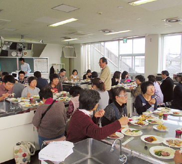 鳥獣被害に悩む農業者と食肉処理施設との効果的な連携体制を作る。写真はジビエ料理講習会の様子