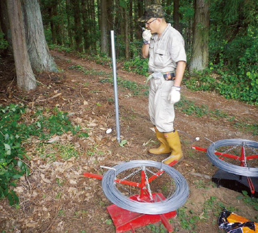 鳥獣被害対策アドバイザーとなり、地域に適応した恒久電気さくによる防御対策を指導