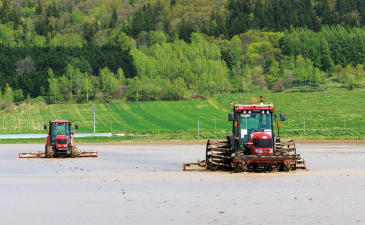 2台の無人トラクタによる代(しろ)かき。作業効率は2倍に