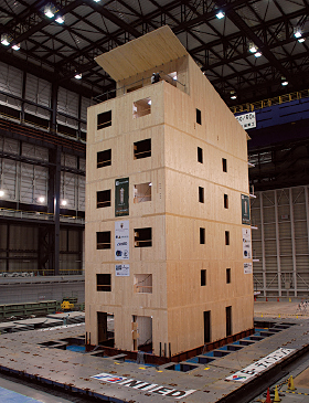 イタリアとの共同研究として実施された7階建てCLT建築の実大実験