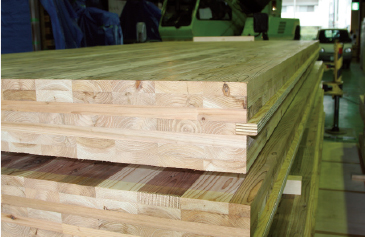 建築に使われるCLTパネル