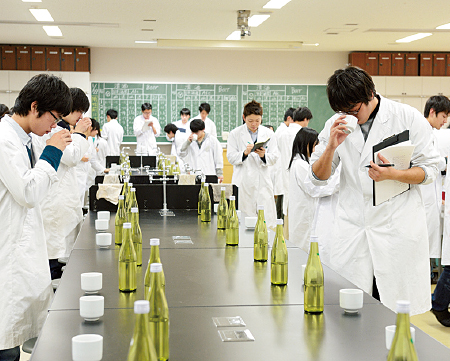 醸造科学科で実際に酒類に触れるのは、官能検査(利き酒)の実習のみ