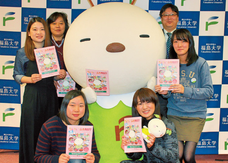 佐藤美紗さん(前列左)が代表を務める観光パンフレットの制作のプロジェクトのメンバー