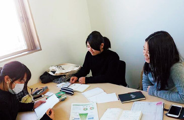 学類や学年が異なるメンバーだが、編集会議で熱心に議論を重ねた