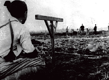 昔の測量器具「水準儀(すいじゅんぎ)」を使う様子(昭和10年代)