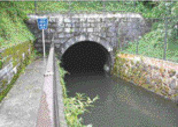山を貫通する現在の水路トンネル。