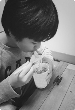 栄養が十分にとれない子供たち