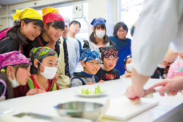 和食の旗手が大根のかつらむきやきゅうりの飾り切りを紹介。