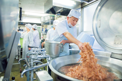 料理人が大量調理用にアレンジした二番出汁の引き方を実践。