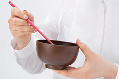 汁物は椀の中に箸を入れて飲む