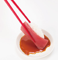 お寿司は横に倒してから箸で挟む