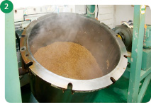 2.回転釜で豆を40~50分蒸し、その後40分ほど蒸らす。