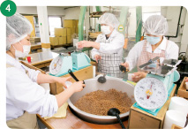 4.容器に入れ、ビニールで被膜するのもすべて手作業。