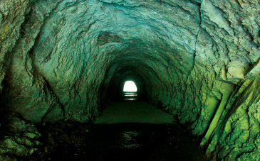 素掘り隧道（ずいどう）の柳谷（やなぎたに）トンネル。