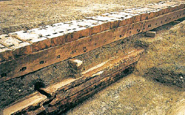 上が江戸時代、下が奈良時代の木樋。何回か改修した痕跡が。