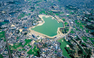 2012年狭山池上空からの航空写真。