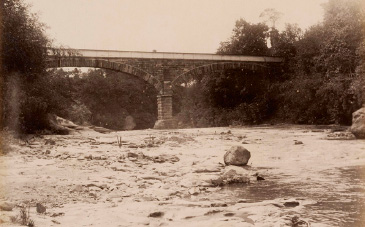 志染川（しじみがわ）の谷に淡山疏水の水を渡すため、1891年に設置。