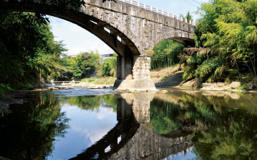 現在の御坂サイフォン（めがね橋）。