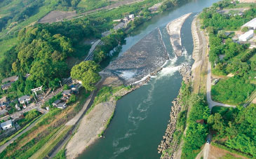 現在の山田堰の全景。