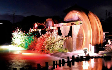 ライトアップされた現在のあさくら三連水車。