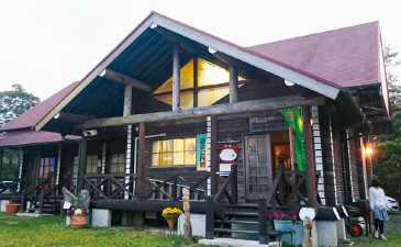 音楽ホール、キャンプ場などの施設「森の公民館」を1995年に整備し、独立採算で運営。