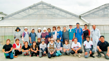 おっとちグリーンステーションのみなさん。上段右端が大豆担当役員の芳村忠市さん、下段右端が柳渕淳一社長。
