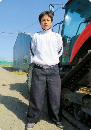 「広々とした畑を大きいトラクターで進んでいく爽快感が大好きです」とほほ笑む、佐藤雄亮さん。
