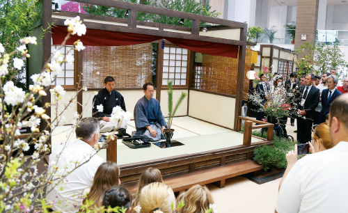 華道家元池坊の「いけばな」デモンストレーションが行われ、多数の観客が集まった。