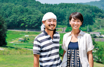 異業種から農業に転職した安藤寿人さん（40歳）。新聞記者から自然農園経営者に。夫婦で農業に従事。