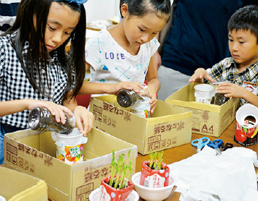 平成27年度の「おうちでプチ農業体験！～牛乳パックで育ててみよう」