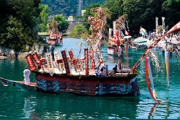河内祭(和歌山県串本町)では、華麗な装飾を施し軍艦に見立てた古式捕鯨の御舟の水上渡御(とぎょ)が行われる。