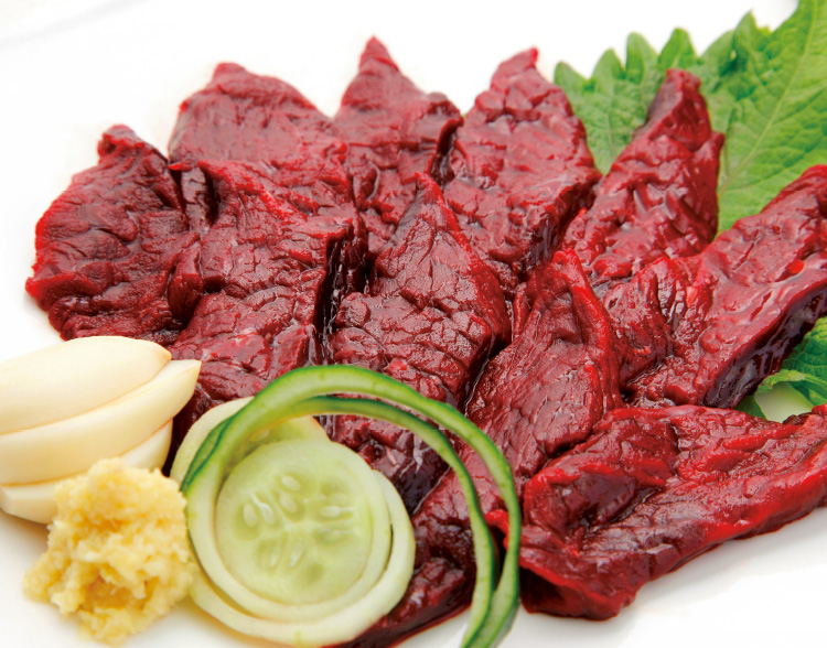 柔らかくてクセがない背中の赤肉の刺身。しょうゆで味わうほか、ごま油、塩、こしょうを合わせたタレもおすすめ。