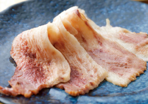 さえずり(舌)の刺身は脂がのってまろやかで、プルプルとした食感が独特。