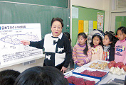 全国の小学生に「クジラから世界が見える」と題した授業を行っている。