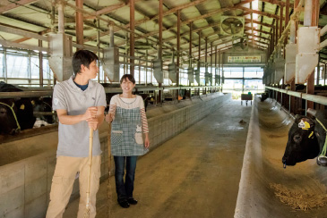 牛の様子を透さんへ伝える美保さん。夫婦間の情報交換は欠かせない。