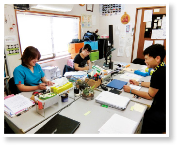 毎朝のミーティングでは治療中の牛について報告し、治療方針を全員で検討する。