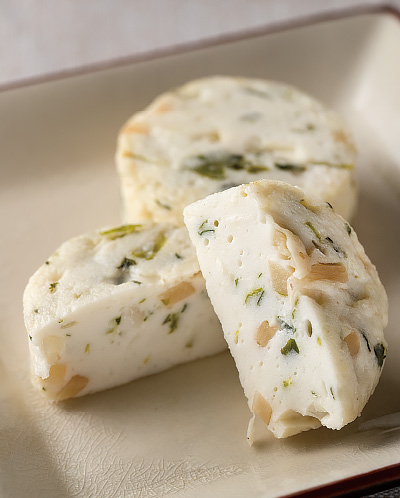 営業再開後、農林水産大臣賞に輝いた「おとうふかまぼこ 竹の子」（直径約5センチメートル）1個140円（税込み）。
