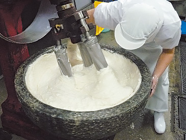 石臼で作る昔ながらの製法で、魚の繊維を壊すことなく、じっくり練り上げていく。直江商店の創業以来のこだわり。