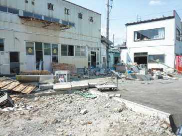 塩釜港の波打ち際近くにあった工場（左）と店舗（右）は、津波で全壊。
