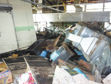 工場内は造船所の枕木などが突っ込んで無残な状態に。