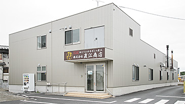 店舗のすぐ横に、どっしりたたずむ新しく建て直した工場。