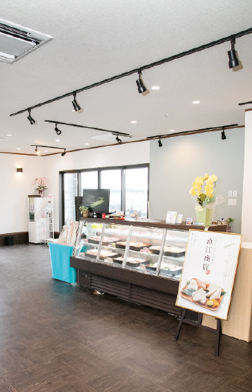 すっきり落ち着いた店内。