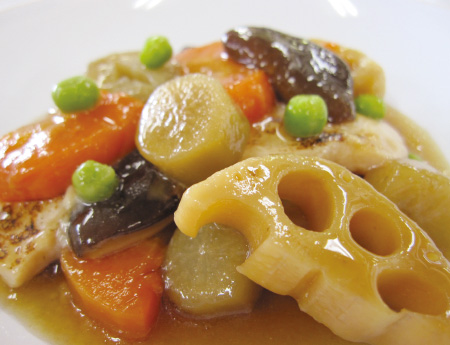 「筑前煮」の見た目はそのままでも、歯ぐきで簡単につぶせる軟らかさ。