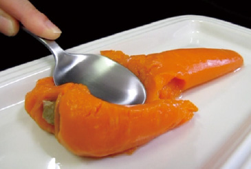 酵素の働きで、にんじんを丸ごと舌でつぶせる軟らかさを実現。