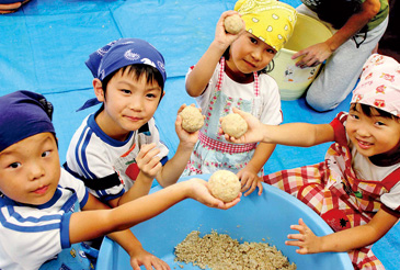 みその作り方を5歳児が4歳児に教えるシーンもある。子どもたちは食育をまさに生活の中で体験する。