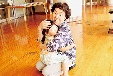 「映画を通じて食べることを次世代に伝える大切さとこの仕事のすばらしさを改めて感じました」と語る西福江先生（87歳）。