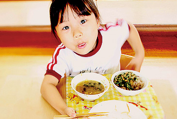 園児たちははだしで園庭を駆け回る。空腹こそが最高の調味料。運動した子どもたちは食欲旺盛で、給食の食べ残しはゼロ。