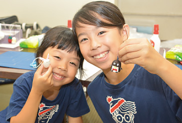 国産いぐさの畳のよさをはだしになって体感しながら、まゆ玉クラフト＆石臼挽き抹茶づくりにも挑戦。