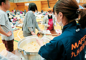 九州農政局職員も炊き出しなどの食料支援に協力。
