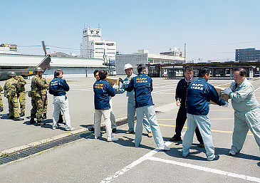 熊本地震に係る援助物資の搬送に尽力する九州農政局福岡県拠点の職員。
